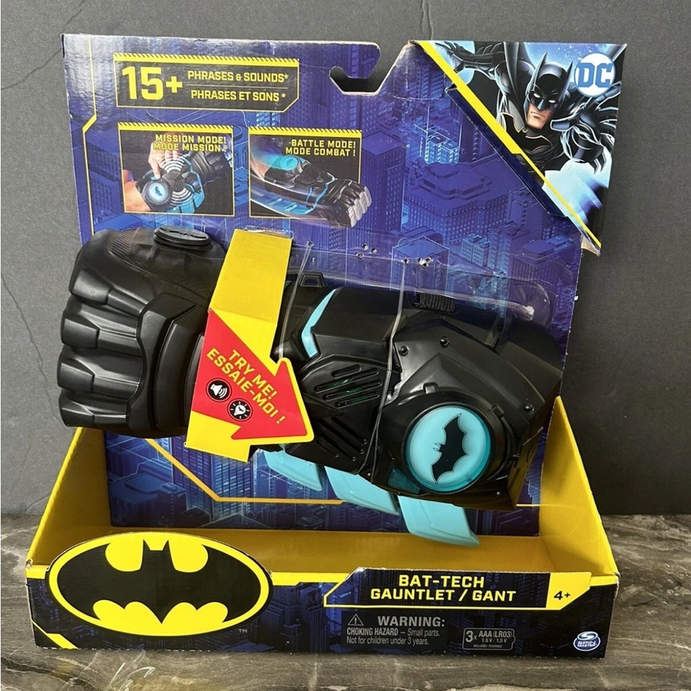 DC‎ Bat-Tech Interactive Gauntlet - Black and Blue